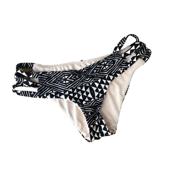 🍁 BUNDLE ONLY - 5/$15 Black and White Aztec Bikini Bottom, Women’s Medium, NWOT - Picture 1 of 3